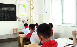 小学生在教室中安静自习