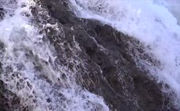山间岩石瀑布湍急水流实拍