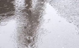 雨天积水波纹特写