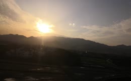 动车视角山间落日画面