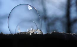 冬日雪地冰封泡泡