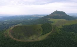 航拍环形山谷森林地貌