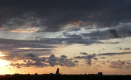 夕阳火烧云城市