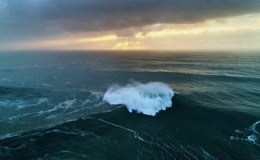 黄昏海面巨大海浪翻滚