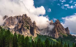 云雾环绕岩石山峰