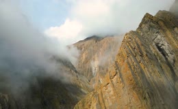 陡峭的岩壁山峰