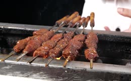 腌制肉串炭火烤制