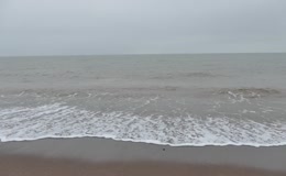 阴天灰白色海面海浪